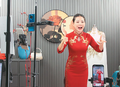 2023年7月20日，在湖北省武漢市漢口北國際貿(mào)易城，澳曼琳服飾的主播正在進(jìn)行旗袍服飾直播。劉春 攝