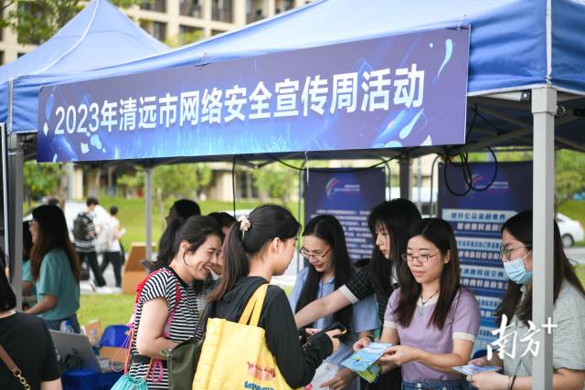 宣傳攤位中還展示了省職教城師生身邊案例，吸引眾多學生閱讀了解。