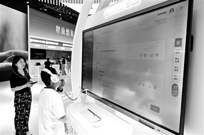 圖為小朋友在2023中國(guó)國(guó)際智能產(chǎn)業(yè)博覽會(huì)會(huì)場(chǎng)體驗(yàn)訊飛星火認(rèn)知大模型。 新華社記者 王全超 攝