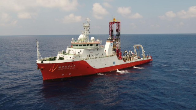 “海洋地質(zhì)十號(hào)”船海上作業(yè)