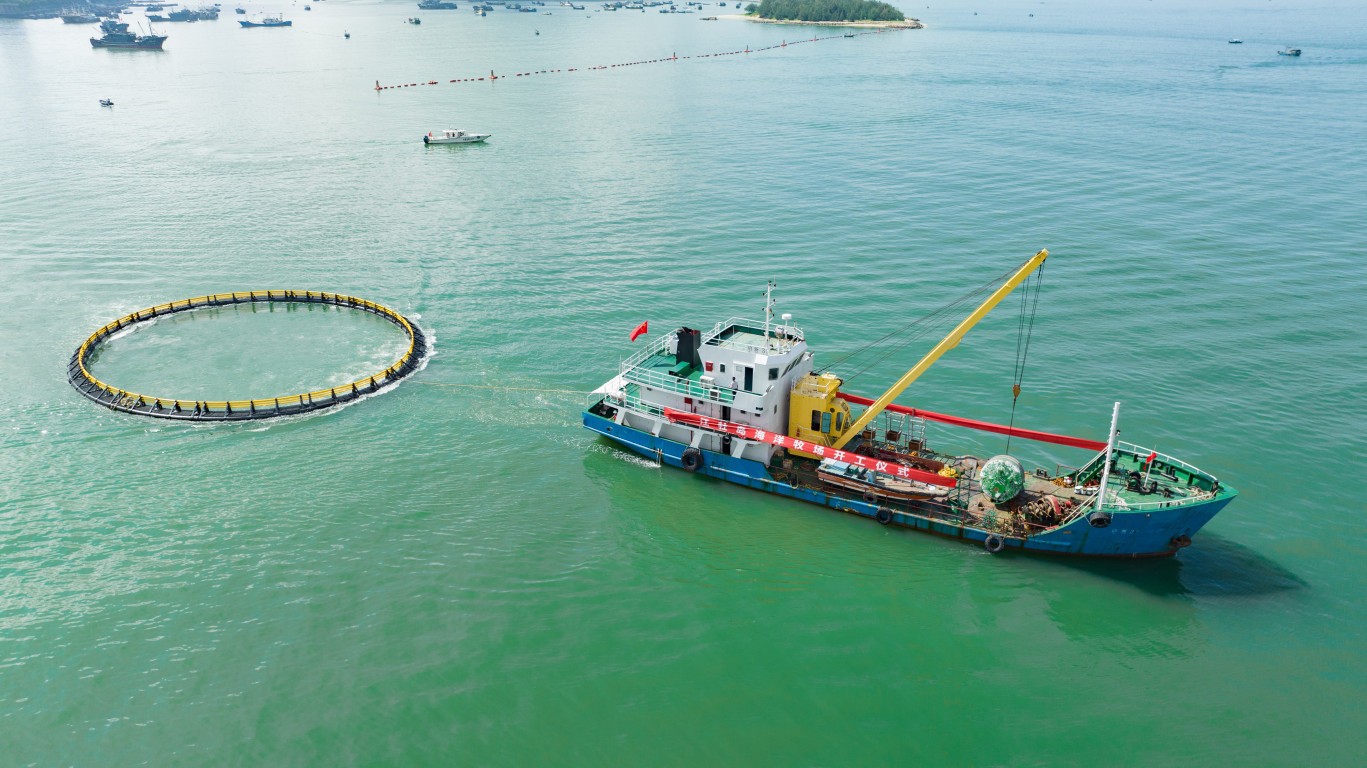 今年8月，汕尾三個現(xiàn)代化海洋牧場項目開工，標志著汕尾深遠海養(yǎng)殖實現(xiàn)零的突破。汕尾日報記者 陳茂辛 攝