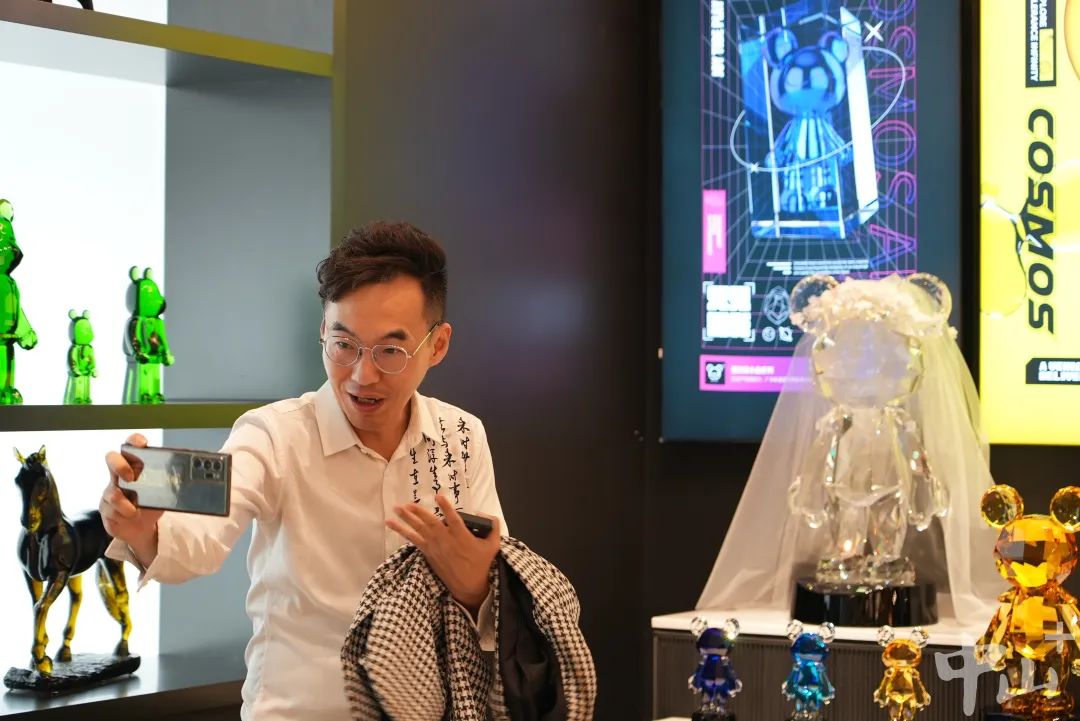 網(wǎng)絡達人現(xiàn)場錄制視頻。見習生 蓋劉寶 攝