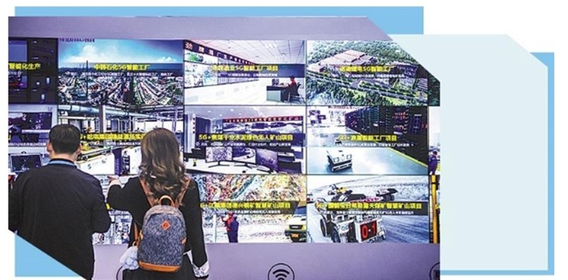 近日，觀眾在2023中國5G+工業(yè)互聯(lián)網(wǎng)大會創(chuàng)新成果展上參觀。 新華社記者 伍志尊攝