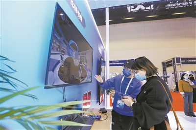 元宇宙3D書店工作人員為觀眾講解產(chǎn)品功能。受訪者供圖