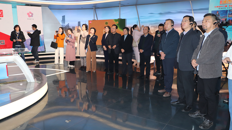 國家廣電總局規(guī)劃財(cái)務(wù)司余愛群司長及參會(huì)人員在中國（廣州）超高清視頻創(chuàng)新產(chǎn)業(yè)園區(qū)（廣州國際媒體港）參觀調(diào)研