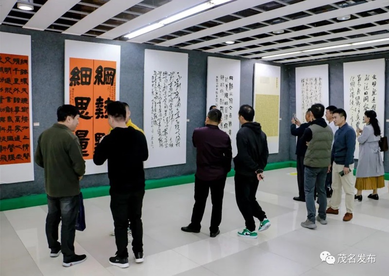 2023年茂名市網(wǎng)絡(luò)文明書(shū)法展現(xiàn)場(chǎng)。茂名日?qǐng)?bào)社全媒體記者 吳云杰 攝