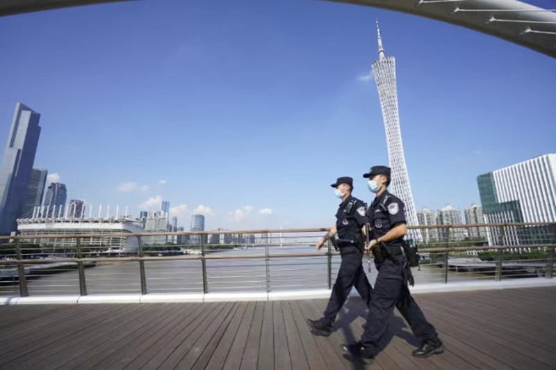 廣州市公安局海珠區(qū)分局特警在海心橋巡邏