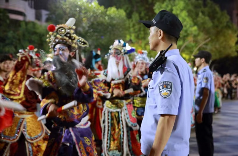 汕頭市公安局潮陽分局民警在英歌巡演現(xiàn)場(chǎng)執(zhí)勤