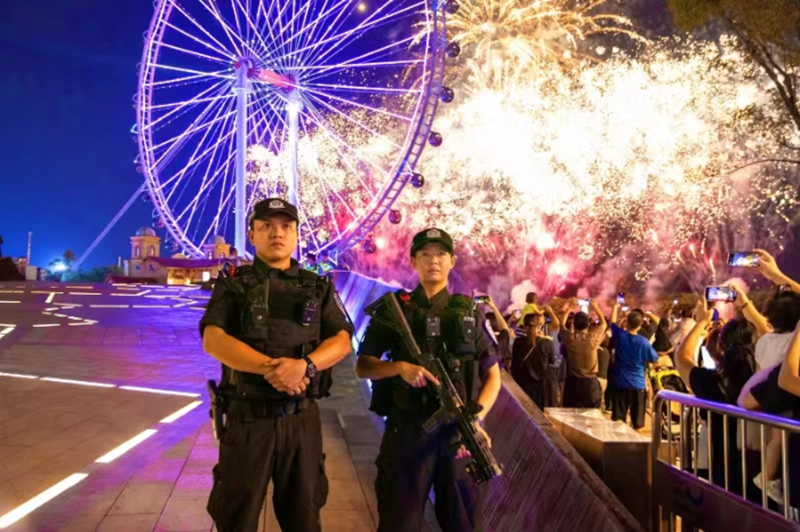 佛山市順德區(qū)公安局民警在歡樂海岸煙花匯演活動(dòng)執(zhí)勤