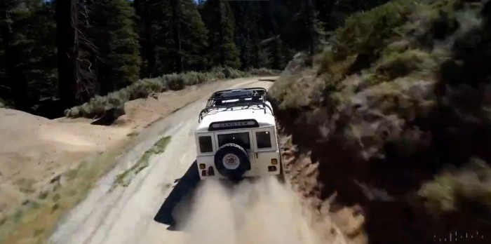 OpenAI官網(wǎng)發(fā)布的Sora生成視頻圖像顯示，一輛汽車行駛在盤山公路上