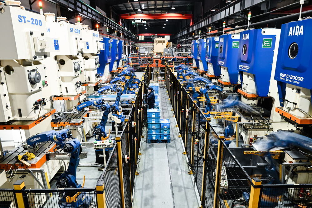 2024年2月28日，在“江蘇省專精特新中小企業(yè)”無錫微研精工科技有限公司智能生產(chǎn)車間，機(jī)械臂在作業(yè)。新華社記者 季春鵬 攝