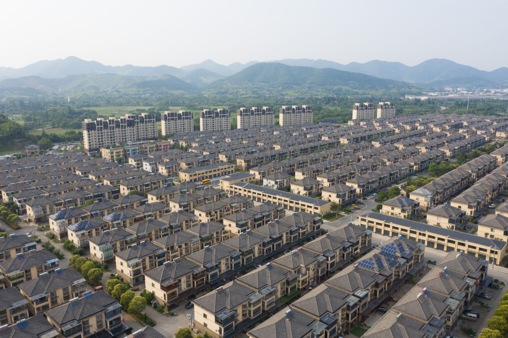 鳥瞰浙江省湖州市埭溪鎮(zhèn)聯(lián)山大社區(qū)（無人機(jī)照片，2023年6月21日攝）。在“千萬工程”的指引下，埭溪鎮(zhèn)全力發(fā)展美麗經(jīng)濟(jì)，鄉(xiāng)村風(fēng)貌也發(fā)生了巨大的變化。新華社記者 翁忻旸 攝