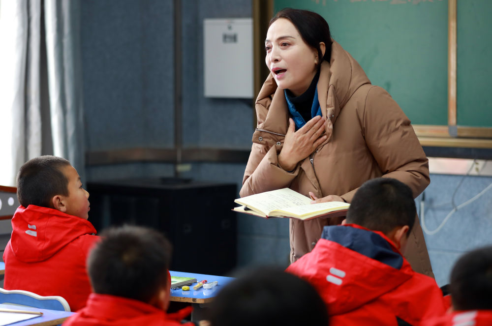 2024年2月6日，董彩云在甘肅省臨夏州東鄉(xiāng)縣布楞溝石化小學(xué)調(diào)研。新華社記者 郭剛 攝