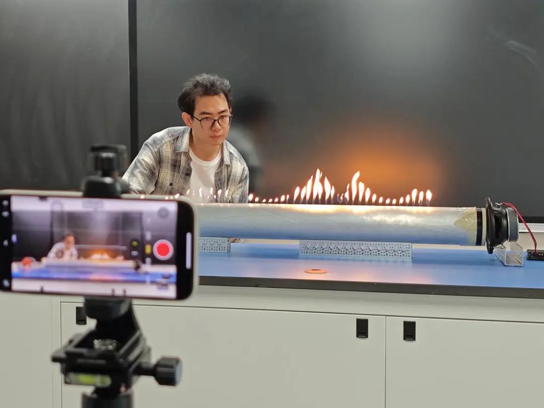 黃子羿正在錄制模擬聲波律動的物理實驗。