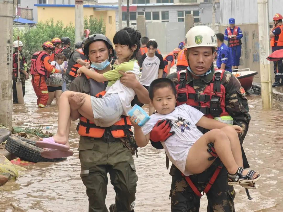 南獅救援隊隊員救出受困的小朋友。照片為受訪者提供