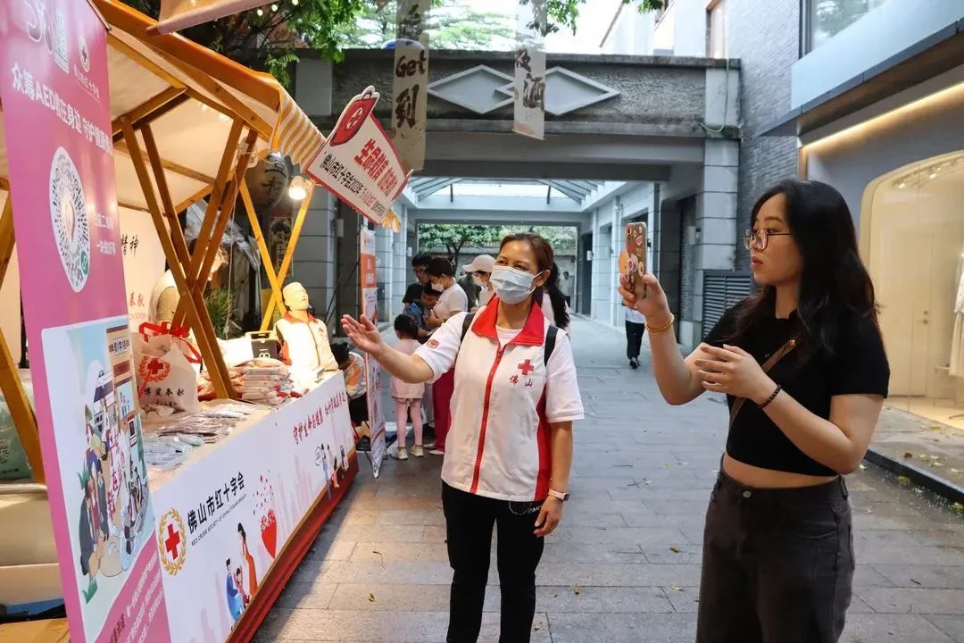 路過眾籌攤位的市民踴躍捐款。照片為受訪者提供