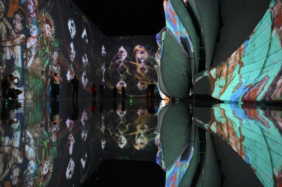 2023年12月9日，觀眾在中國(guó)國(guó)家博物館參觀“華彩萬象——石窟藝術(shù)沉浸體驗(yàn)”。新華社記者 金良快 攝