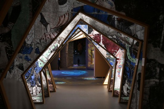 2023年12月9日，中國(guó)國(guó)家博物館的“華彩萬象——石窟藝術(shù)沉浸體驗(yàn)”展。新華社記者 金良快 攝