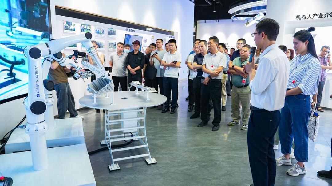 走訪團(tuán)在智造城觀摩園區(qū)企業(yè)研發(fā)的六軸機(jī)械臂。
