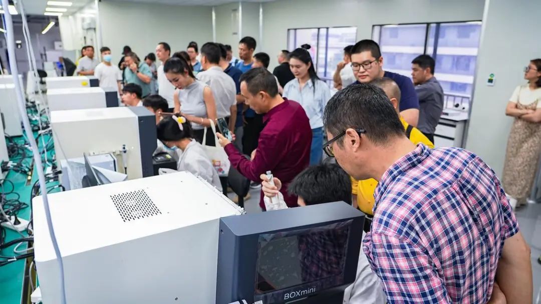 走訪團(tuán)在奧素科技近距離觀摩生物芯片制作過(guò)程。