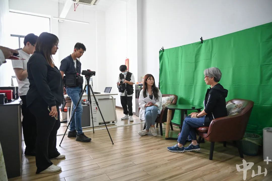 港媒現(xiàn)場采訪進駐金嘉創(chuàng)新港的企業(yè)負責人。見習記者 羅楊鴻 攝