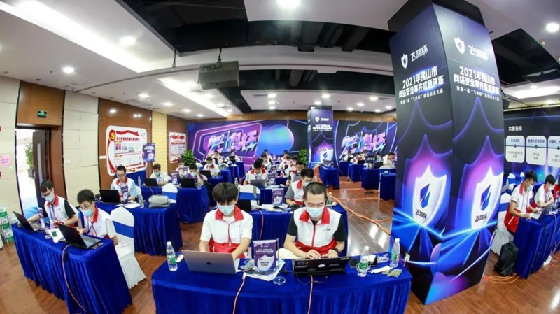 往屆“飛鴻杯”網(wǎng)絡(luò)安全大賽比賽現(xiàn)場。