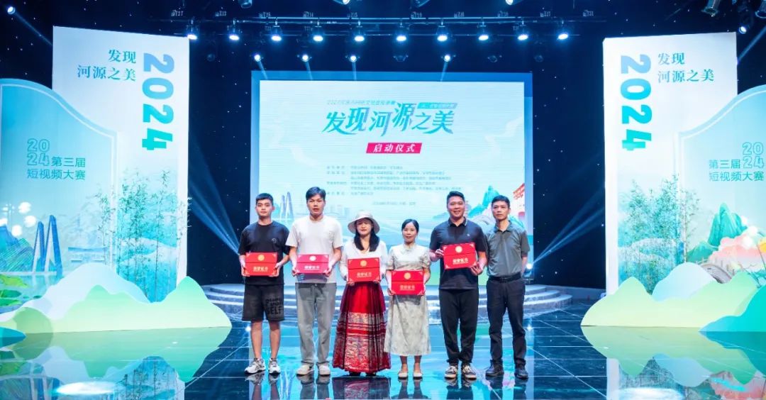 現(xiàn)場為廣州、惠州等地網(wǎng)絡名人授予大賽特邀宣傳員證書