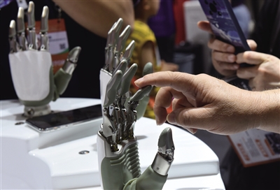 7月6日，觀眾在體驗(yàn)靈巧機(jī)械手。當(dāng)日，2024世界人工智能大會暨人工智能全球治理高級別會議落下帷幕。記者 黃曉勇 攝