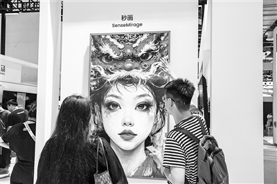 2024世界人工智能大會暨人工智能全球治理高級別會議上，觀眾在參觀由人工智能生成的圖片