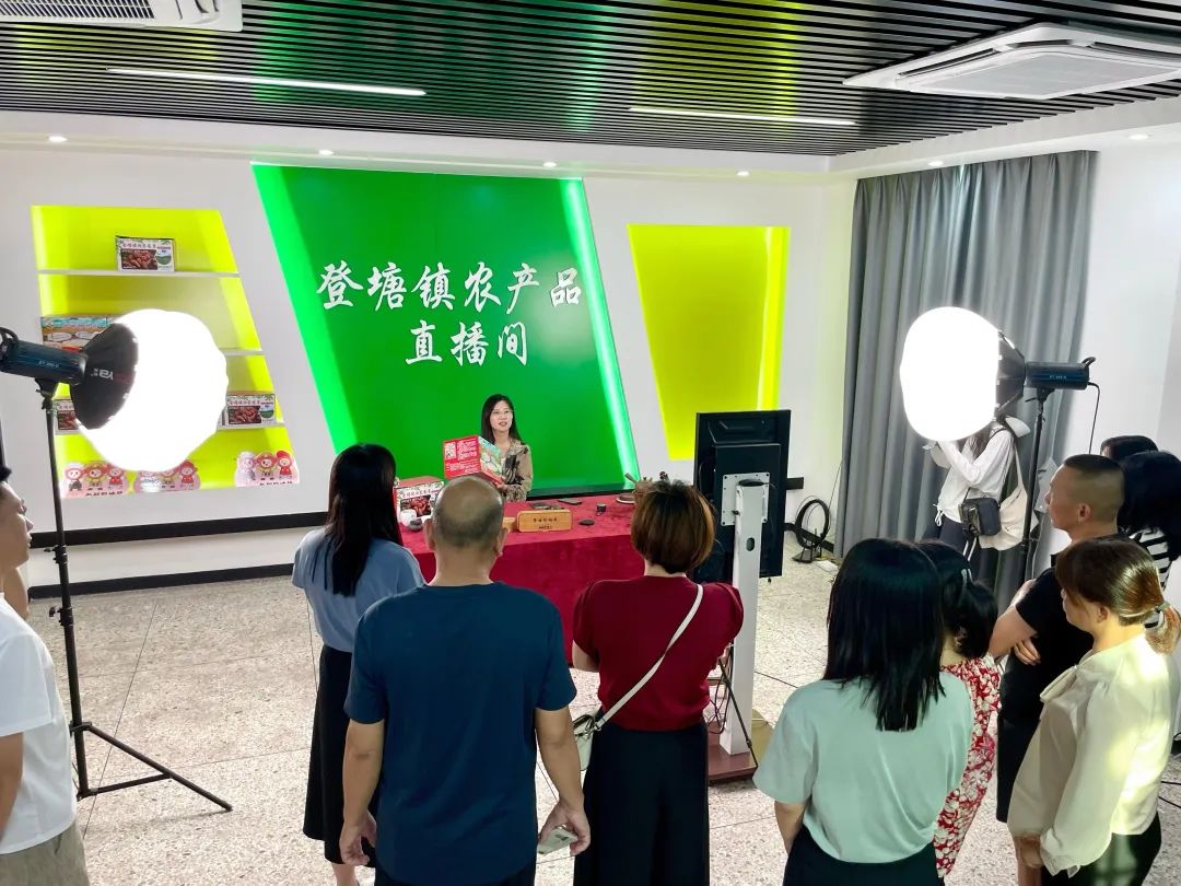 “青椒姐姐”朱立芳在登塘鎮(zhèn)農(nóng)產(chǎn)品直播間開展直播教學(xué)。