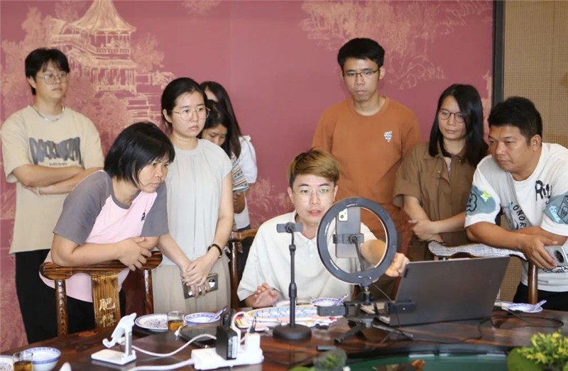 網(wǎng)絡(luò)達(dá)人指導(dǎo)學(xué)員直播賣貨。