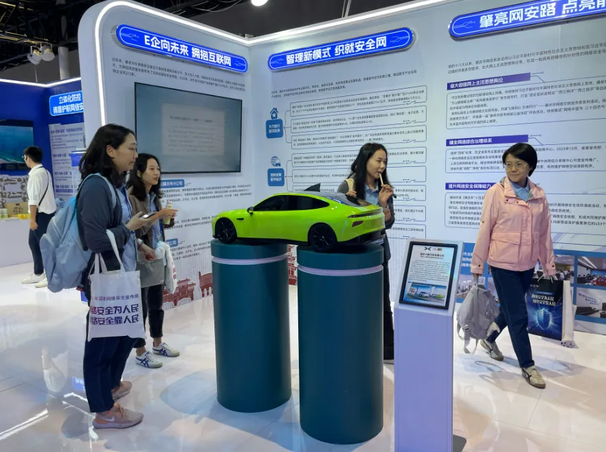 肇慶館吸引觀眾參觀。肇慶市融媒體中心記者 陳明紅 攝