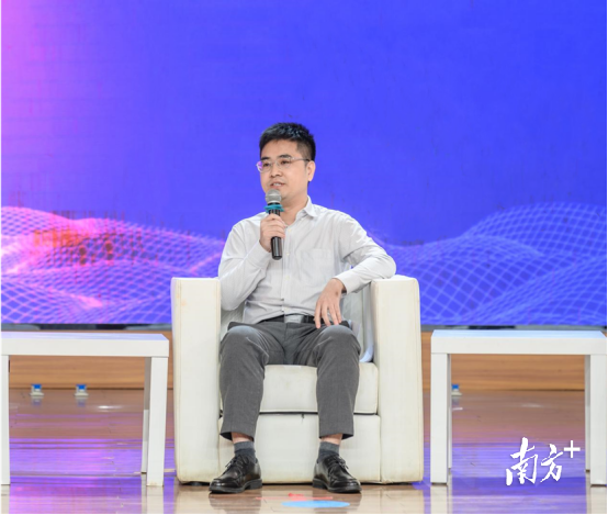 專家學(xué)者、媒體人和網(wǎng)絡(luò)大V、好網(wǎng)民代表進(jìn)行主題交流分享，為清遠(yuǎn)市網(wǎng)絡(luò)文明建設(shè)建言獻(xiàn)策。