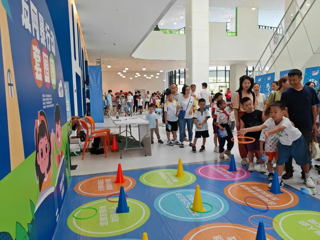 10月19日，2024年網(wǎng)絡普法宣傳主題活動未成年人網(wǎng)絡普法創(chuàng)意集市在廣州市第三少年宮舉辦。