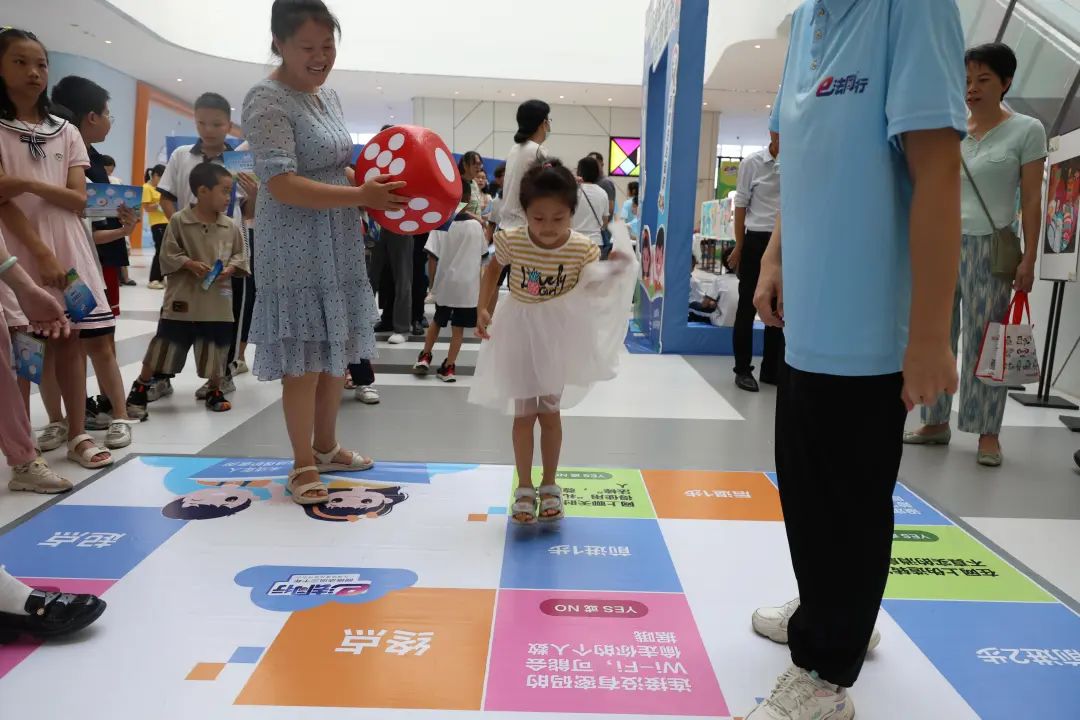 10月19日，在廣州市第三少年宮，小朋友玩“未成年人網(wǎng)絡保護”飛行棋游戲。