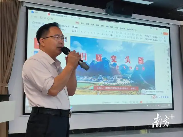 鄒瑞文介紹六甲洞村如何由昔日的“問題村”“空心村”成功蝶變成“旅游村”“富裕村”。南方+記者 邱淑平 攝