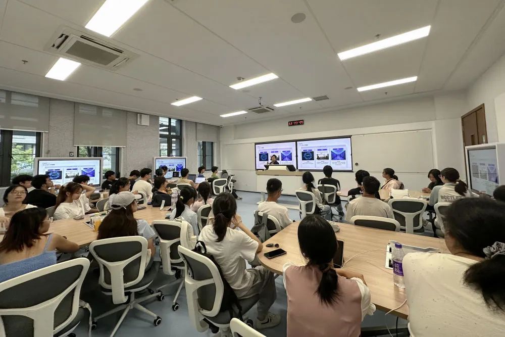 9月19日拍攝的浙江大學(xué)紫金港校區(qū)人工智能通識(shí)課課堂。（浙江大學(xué)供圖）