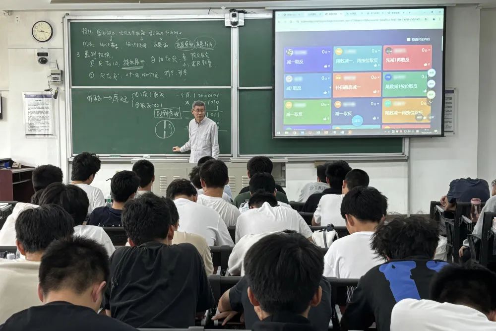 9月29日，北京建筑大學(xué)土木工程專業(yè)大一學(xué)生正在上人工智能通識(shí)課。學(xué)生們用手機(jī)回答問(wèn)題，在教室前方的屏幕上顯示。新華社記者 趙旭 攝