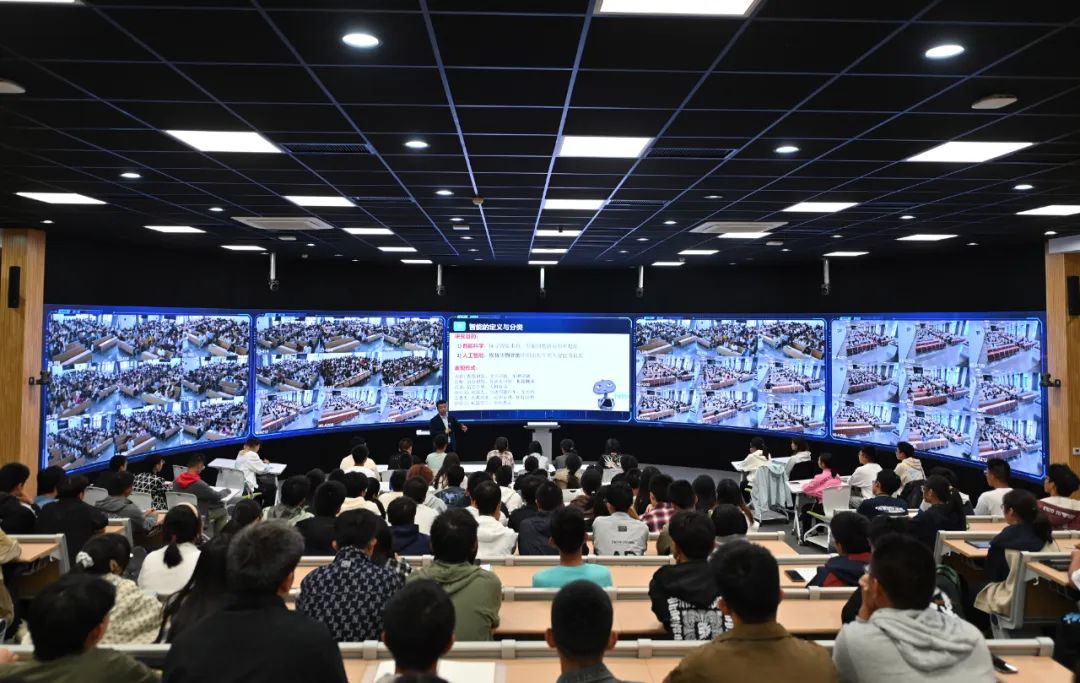 9月20日，天津大學(xué)人工智能學(xué)院胡清華教授在授課。當(dāng)日，天津大學(xué)《人工智能導(dǎo)論》正式開(kāi)課。新華社記者 李然 攝