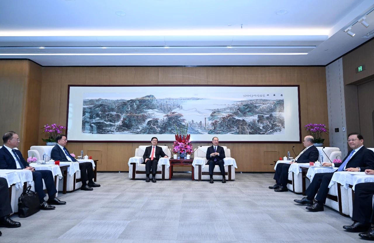 11月25日，黃坤明、王偉中與李家超、鄭雁雄率領(lǐng)的香港工商界代表團(tuán)舉行工作會見。南方+記者 王輝 李細(xì)華 攝