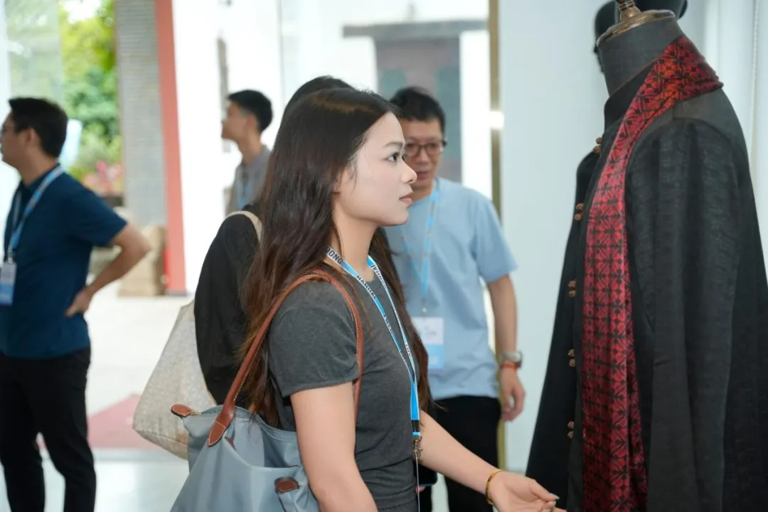 香云紗制作工藝及出品之精良讓網(wǎng)絡(luò)達(dá)人贊嘆不已。