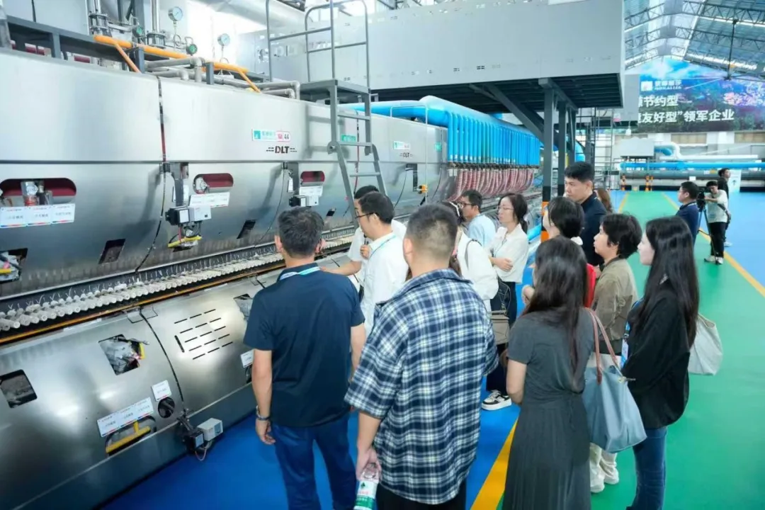 網(wǎng)絡(luò)達(dá)人參觀全球首條陶瓷工業(yè)氨氫零碳燃燒技術(shù)示范量產(chǎn)線。