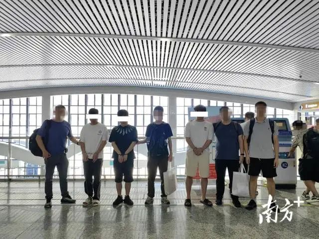 2024年6月，海珠辦案民警在高鐵站押解犯罪嫌疑人返穗。