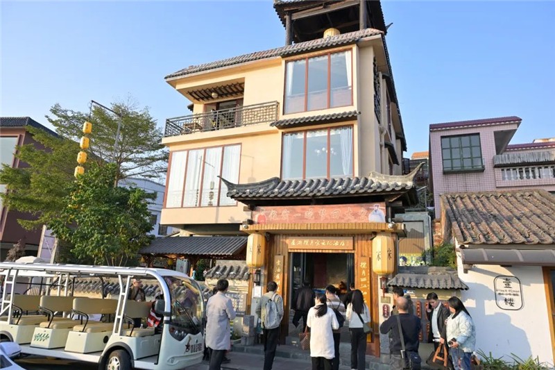 采風(fēng)團走訪星湖攬月宋文化民宿。肇慶市融媒體中心記者 吳勇強 攝