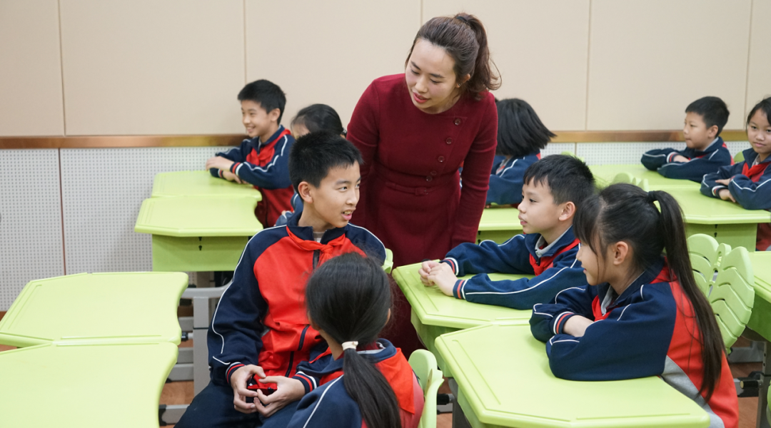 紫茶小學(xué)學(xué)生在思政課上分組討論如何防范網(wǎng)絡(luò)暴力。