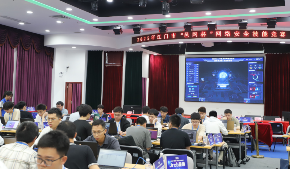 專業(yè)技能組32支戰(zhàn)隊(duì)正進(jìn)行緊張的攻防對(duì)抗