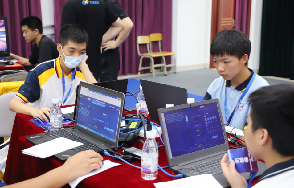 青少年選手在決賽現(xiàn)場(chǎng)開(kāi)展實(shí)戰(zhàn)演練