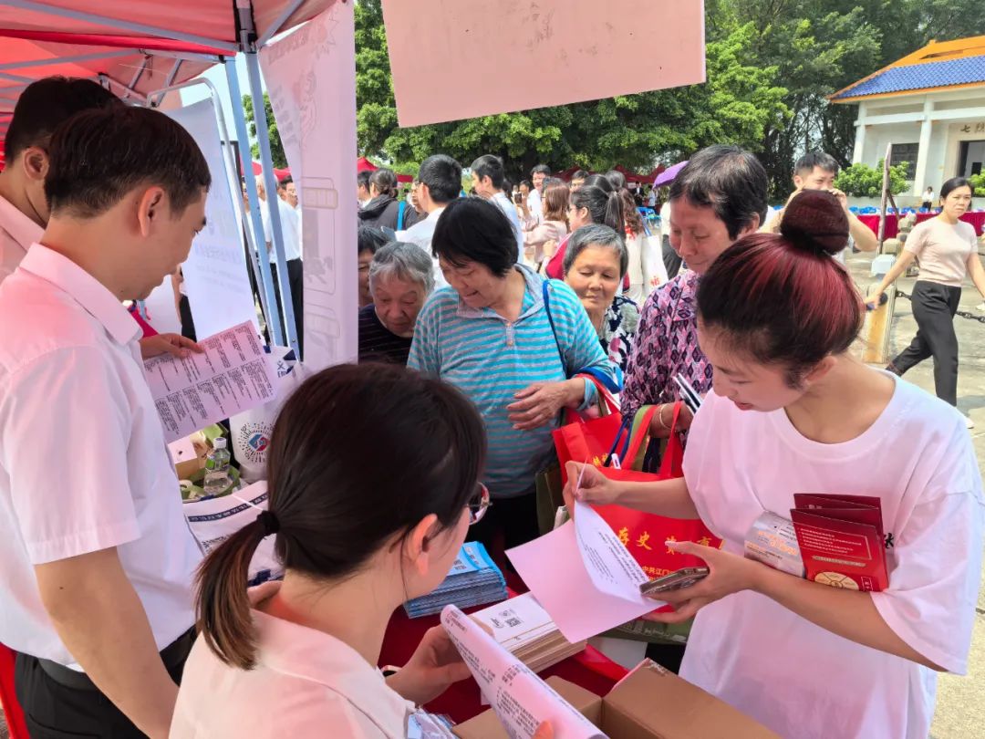 群眾踴躍咨詢有關(guān)網(wǎng)絡安全、網(wǎng)絡普法、網(wǎng)絡辟謠與網(wǎng)絡防騙等問題。