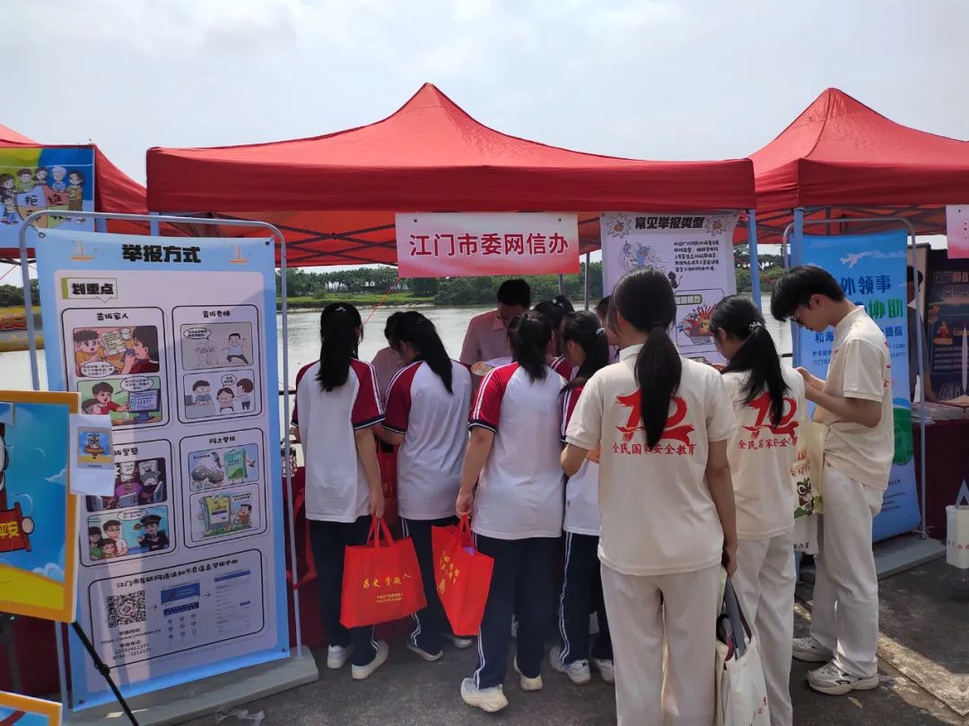 網(wǎng)絡文明志愿者向群眾講解網(wǎng)絡舉報受理范圍、方式、流程等知識。