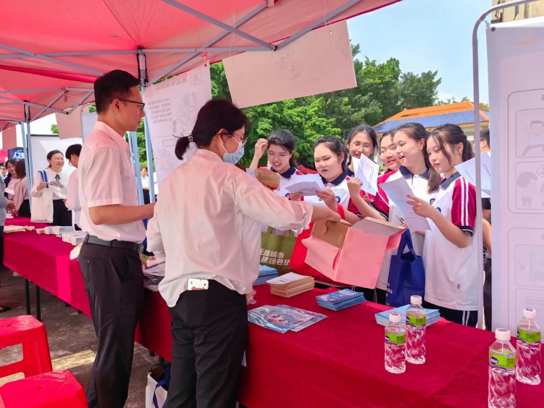 未成年人踴躍參與網(wǎng)絡謠言辨識知識有獎競答。